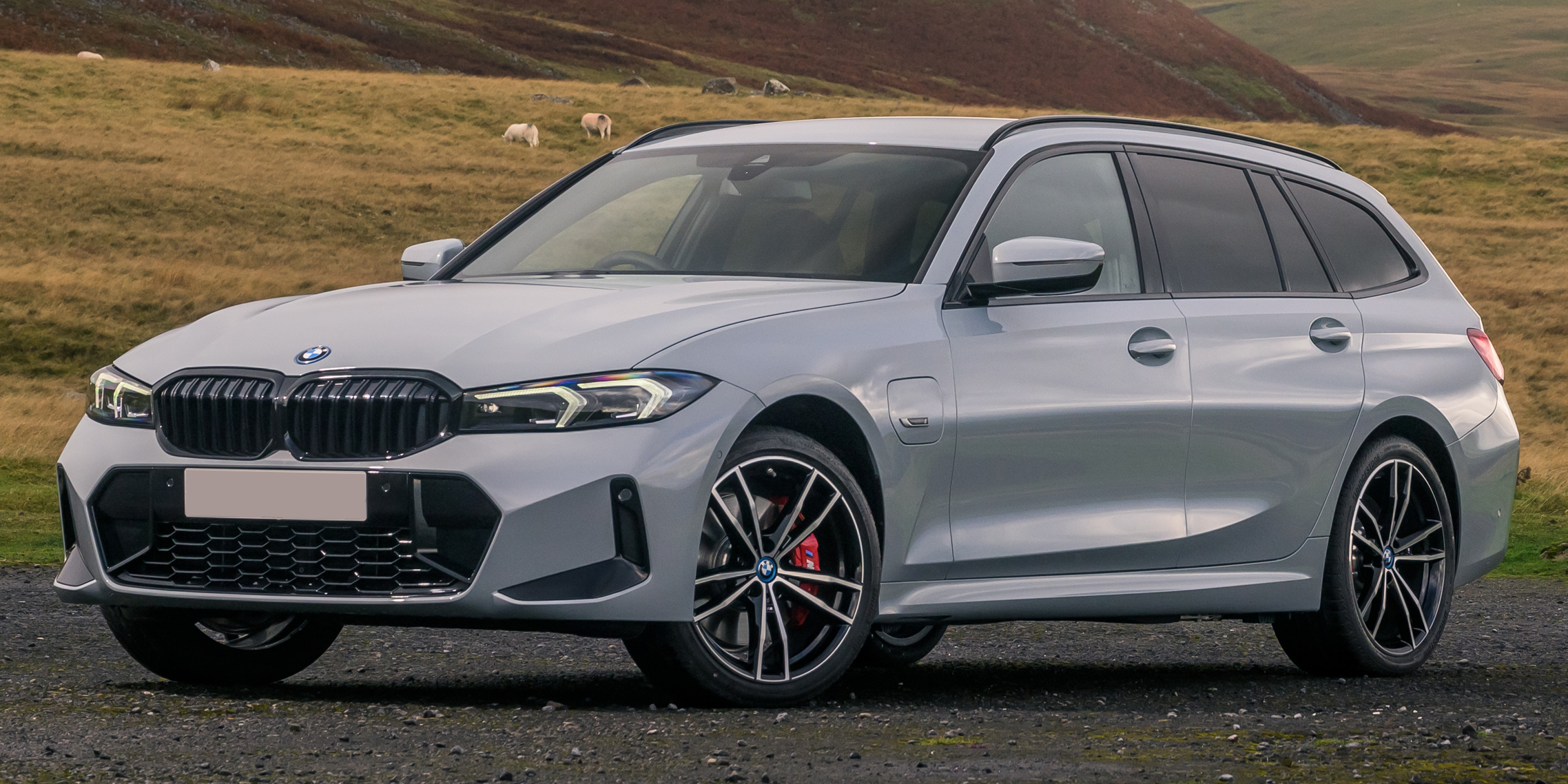5e904878-157d-430b-939c-c9052d767f77_P90484994_highRes_bmw-330e-xdrive-tour