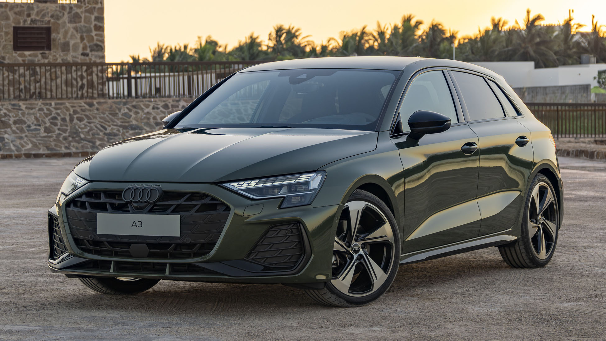 Static photo,Colour: District Green Metallic